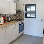 Three-bedroom With Sea View In Okrug Donji 多吉奥科如