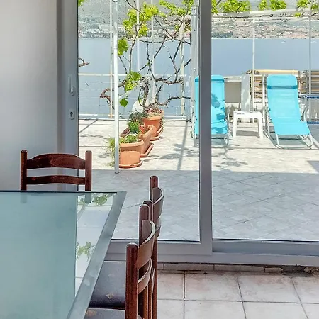 Semesterbostad Three-Bedroom Holiday Home With Sea View In Okrug Donji