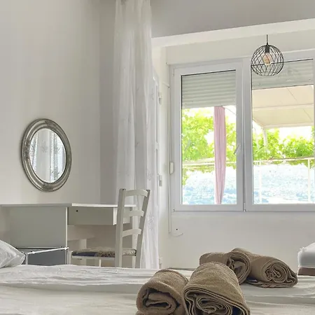 Three-Bedroom Holiday Home With Sea View In Okrug Donji Semesterbostad *